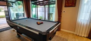 芭堤雅市中心Baan Natcha Villa的客厅配有台球桌和设施