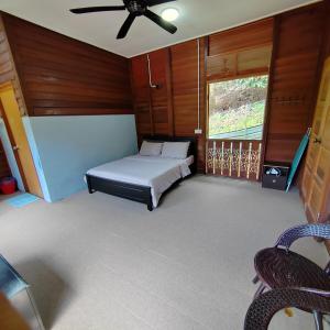 PedasD'Bukit Forest的一间卧室配有一张床和吊扇