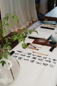 西安西安汉唐驿 - 唐风美学民宿的一张带笔记本的白色桌子