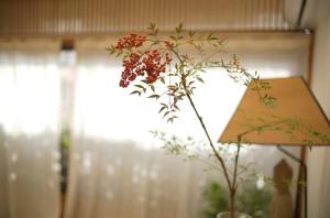 西安西安汉唐驿 - 唐风美学民宿的窗前花瓶中的花