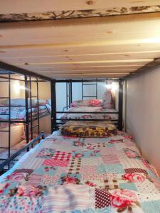 亚历山大Youth Palace Hostel هوستل قصر الشباب的一间卧室配有两张双层床和被子