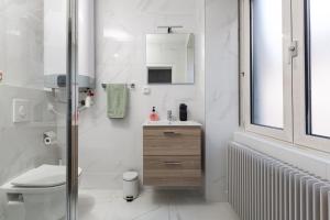 米卢斯La Maison de maître - centre historique - 3 rue henriette的白色的浴室设有水槽和卫生间。