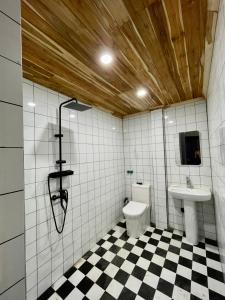琅勃拉邦The Jam的一间带卫生间和水槽的浴室