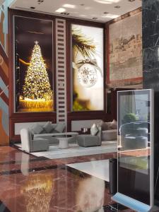迪拜Social Hotel formerly Byblos的客厅配有圣诞树和沙发