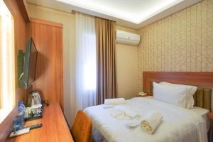 加济安泰普乌古鲁酒店的酒店客房,配有带毛巾的床