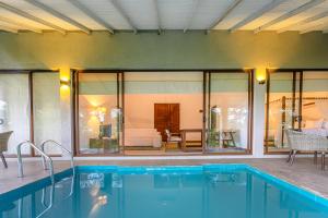 康提Celestial Hills - Villas & Suites by The Clarks的一座带游泳池和客厅的房子