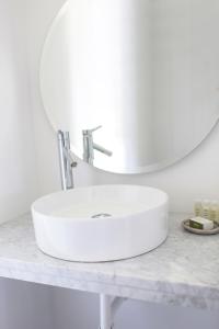 蒙托克索罗东海滩酒店的浴室设有白色水槽和镜子