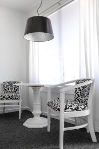 蒙托克索罗东海滩酒店的白色的桌椅、灯和窗户