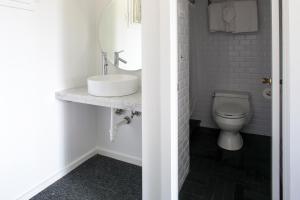 蒙托克索罗东海滩酒店的一间带水槽和卫生间的浴室
