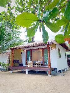 班泰V景观海滩度假酒店的前面有长凳的小房子