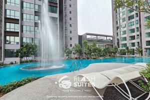 吉隆坡Cubic Botanical Premium Suites @ Bangsar South的建筑中央喷泉的建筑 ⁇ 染