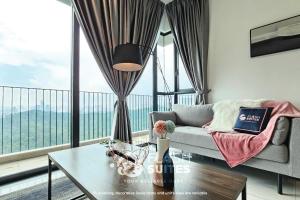 吉隆坡Cubic Botanical Premium Suites @ Bangsar South的客厅配有沙发和桌子