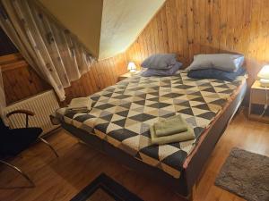 叶尔加瓦Upeslīči atpūtai的一间卧室,卧室内配有一张可调节的床