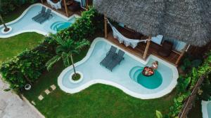 南威Safaya Luxury Villas - Adults only的享有带游泳池的度假村的顶部景致