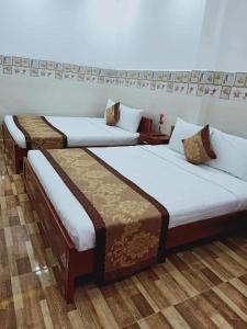 Ấp Trà KhaSơn Tùng Motel的客房内的2张床