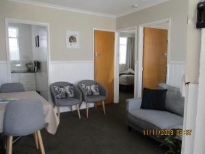 皮克顿高街里维汽车旅馆的客厅配有沙发、椅子和桌子