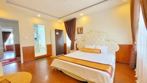 大叻Villa H Flower Đà Lạt的卧室配有一张白色大床