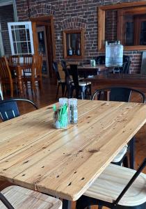 TemoraTHE FED AND BED TEMORA的餐厅的一张木餐桌和椅子