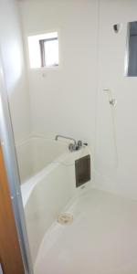 日光Yagisawa Corp 103 - Vacation STAY 33494v的带淋浴和盥洗盆的白色浴室