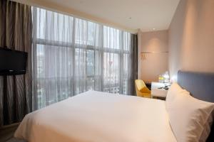 台北雀客旅馆台北信义的卧室设有白色的床和大窗户