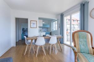 多维尔Le Carrousel - Appartement avec studio attenant的用餐室以及带桌椅的厨房。