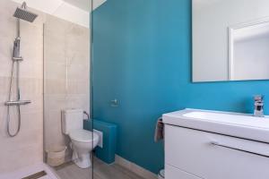 多维尔Le Carrousel - Appartement avec studio attenant的浴室配有卫生间、盥洗盆和淋浴。
