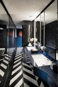 GodownLoy Pela Voyages的浴室铺有黑白格子地板。