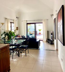 科斯塔特吉塞La Mar Poolvilla的客厅配有桌子和沙发