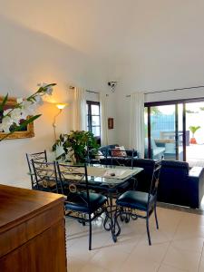 科斯塔特吉塞La Mar Poolvilla的用餐室以及带桌椅的起居室。