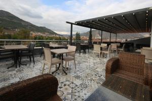 阿马西亚Hisarhan Otel的屋顶餐厅,配有桌椅