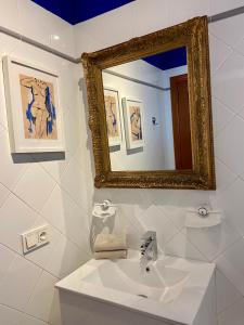 科斯塔特吉塞La Mar Poolvilla的浴室设有白色水槽和镜子
