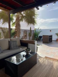 科斯塔特吉塞La Mar Poolvilla的天井配有沙发和咖啡桌。