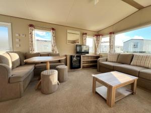 本布里奇2 Bedroom Caravan CW111, Whitecliff Bay, Bembridge, Isle of Wight的客厅配有沙发和桌子