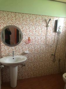 彭世洛วังอินธารา รีสอร์ท (Wangintara Resort)的浴室配有盥洗盆和带镜子的淋浴