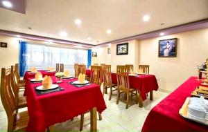 吉婆岛TD Luxury Hotel的一间设有红色桌椅的用餐室