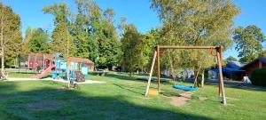 奥布河畔巴尔Le Village de la Champagne - Slowmoov的一个带秋千游乐场的公园