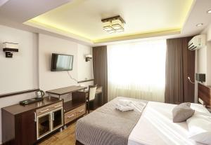 阿德勒黑海旅馆的配有一张床和一台平面电视的酒店客房