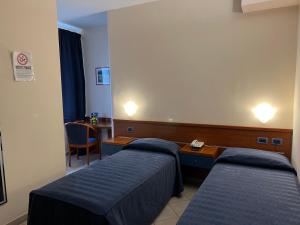 蒙特罗尼德阿尔比亚1000米丽雅酒店的一间医院间,配有两张床和一张书桌