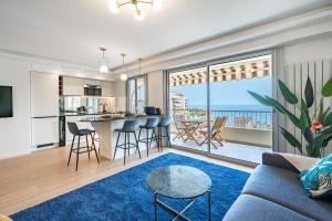 博索莱伊Baie de Monaco, Vue Mer, Terrasse, Parking Gratuit - AF的带沙发的客厅和美景厨房