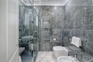 热那亚Home Grifondoro Affittacamere的浴室配有卫生间、盥洗盆和淋浴。