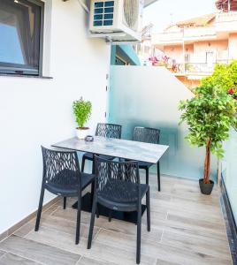 帕尔加Serenity Luxe Suites的房屋阳台的桌椅