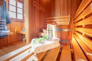 圣彼得奥尔丁Ferienhaus Gesoeders Hus的一间桑拿浴室,提供毛巾和一瓶洗发水