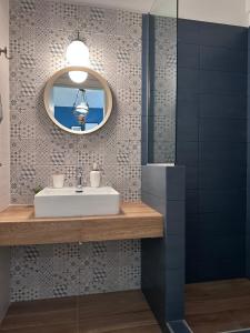 塞萨洛尼基7PocketHouse的一间带水槽和镜子的浴室