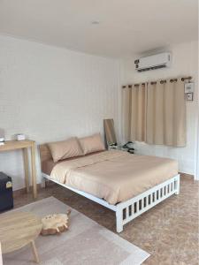 Ban Non Na YaoDE VARIS KHAOKHO的一间卧室配有一张大床和一张桌子