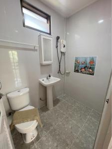 Ban Non Na YaoDE VARIS KHAOKHO的浴室配有白色卫生间和盥洗盆。
