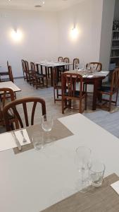 圣巴巴拉Hotel Venta de la Punta的用餐室配有桌椅和酒杯