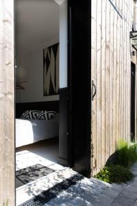 南特Chambre avec salle de bain et accès indépendant的一间卧室配有一张床和木栅栏