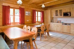 AubergGalsterbergalm Jagdhütte的一个带木桌和椅子的大厨房