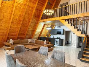 盖贝莱Qafqaz Mountain Chalet的客厅配有沙发和桌子