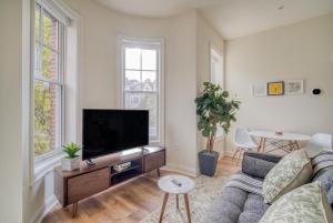 Dupont Circle 1br w wd nr metro station WDC-747的休息区